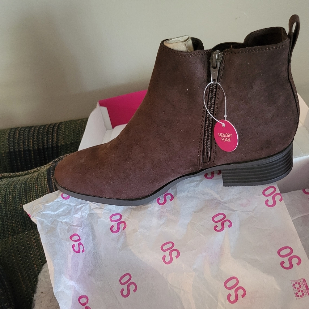 New with tags dark brown women's ankle boots